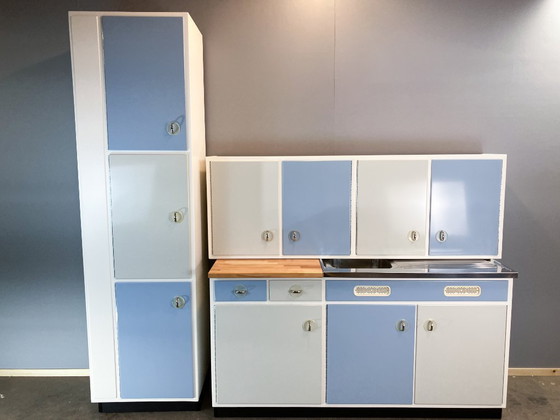 Image 1 of Muebles de cocina, azul pastel y gris claro, estilo años 60, mediados de siglo.