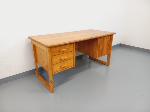 Scrivania direzionale vintage in pino anni '60-'70 con gambe a slitta