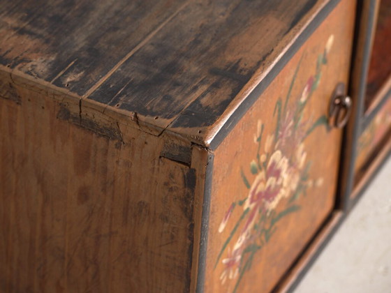 Antiker niedriger Schrank mit bemalten Blumen aus Kiefernholz – China, ca. 1900 – Buffetschränke, Iron (photo 20 of 40)