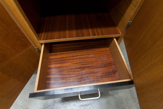 Image 1 of Französischer Kleiderschrank mit geschwungenen Beinen, 3 Türen, 1 Spiegel (27 x 130 cm) und 1 Schublade