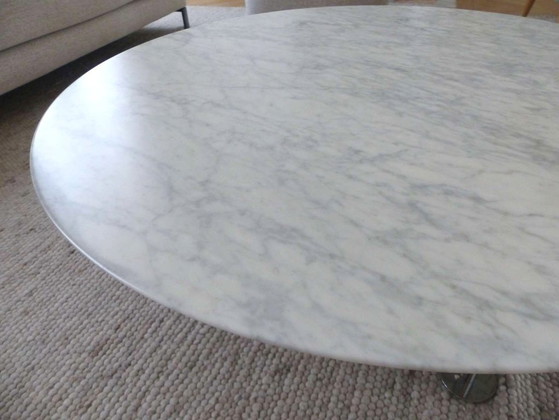 Image 1 of "Grasshopper Coffee Table" in satin-finish Statuarietto marble by Knoll, designed by Piero Lissoni - 120 cm