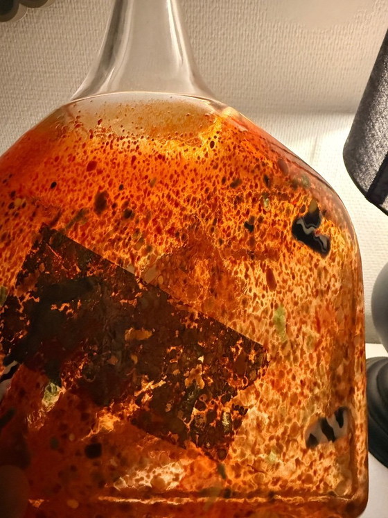 Image 1 of Vase signé Kosta Boda « Satellite » par Bertil Vallien - Grands Confettis Rouges (Modèle 89715)