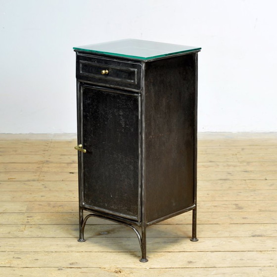 Image 1 of Set ijzeren en glazen nachtkastjes, jaren 1900