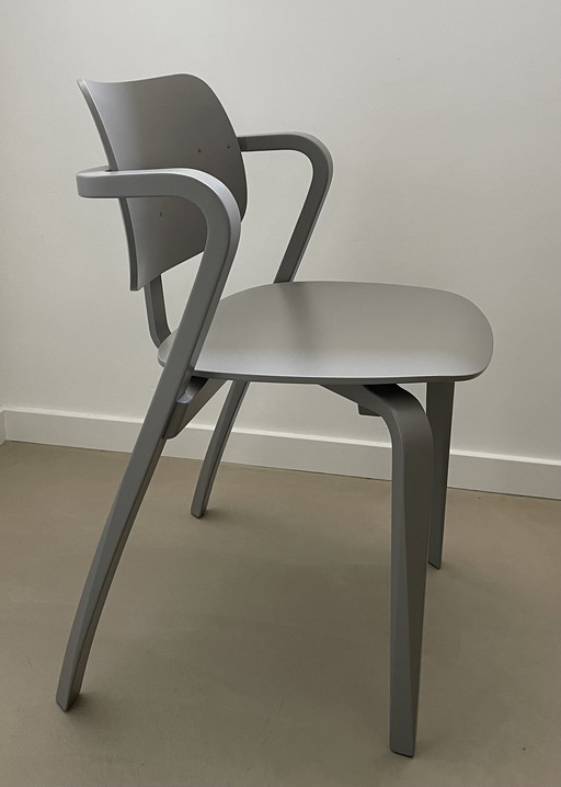 Artek Aslak Chair. showroom model new Price new € 925 colour grey.   Design par Ilmari Tapiovaara 1958