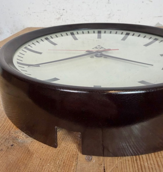 Image 1 of Horloge murale industrielle en bakélite brune de Pragotron, années 1960