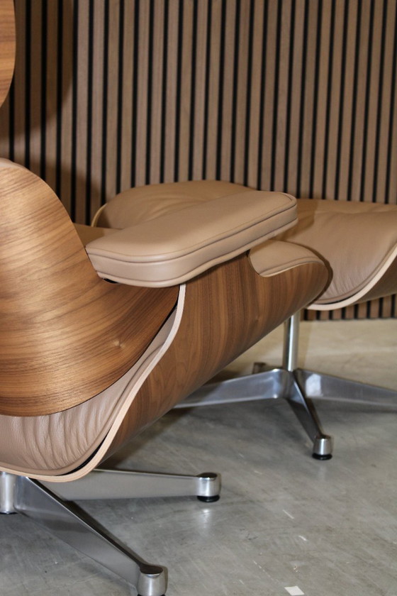 Image 1 of Poltrona e poggiapiedi Vitra Eames Lounge Chair + Ottoman - Pelle Premium F Camel