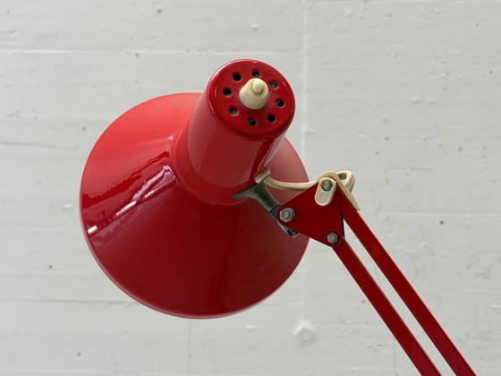 Image 1 of Rode bureaulamp uit het midden van de 20e eeuw, met verstelbare armleuningen.