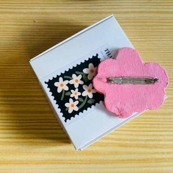 Image 1 of Broche en bois faite à la main, inspirée de Marimekko, coquelicot rose