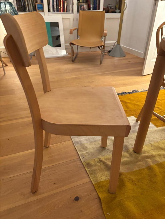 Image 1 of Dining table - Ø 130 cm + 4 Frankfurter chairs - all in very good condition (purchased via Flinders and VT Wonen)