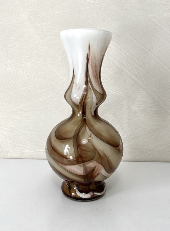 Image 1 of Vaso vintage in opalino di Murano marrone e bianco degli anni '70