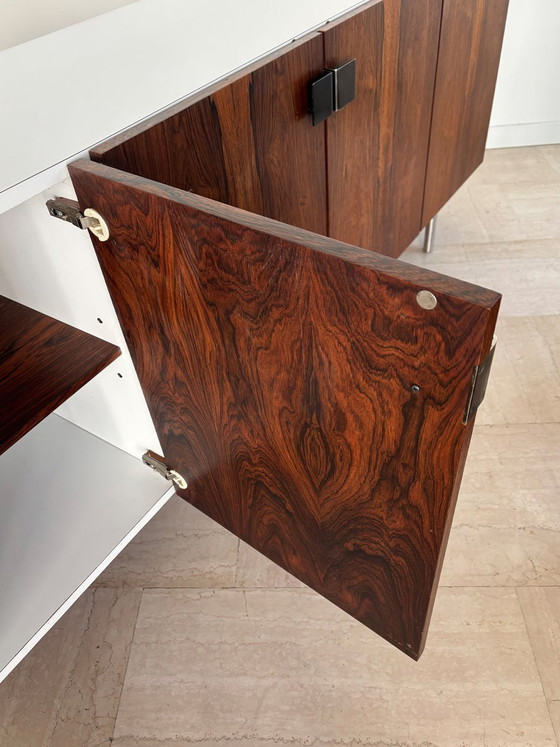 Credenza in formica bianca e legno scuro, Italia, anni '60 – Credenze con vetrina, Metallo (photo 11 of 19)