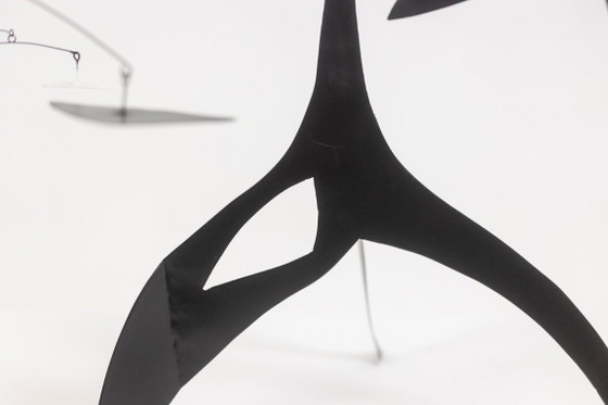 Image 1 of Olivier Vonet. Sculptuur in zwart, geel en wit gelakt metaal. Hedendaags.