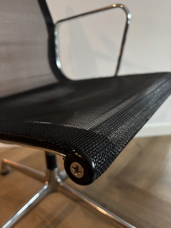Image 1 of EAMES EA108 STOEL ZWART NETWEAVE ALUMINIUM FRAME VITRA