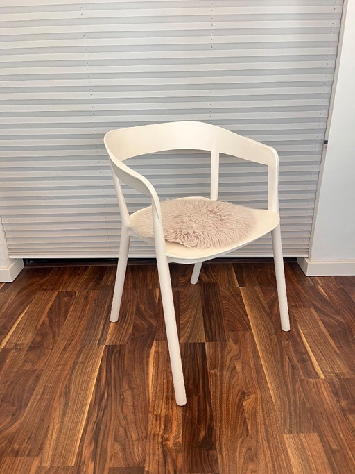 Silla de diseño blanca con reposabrazos + cojín de pelo incluido