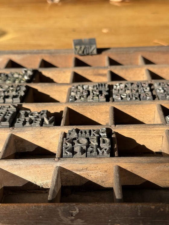 Image 1 of Vassoio porta lettere d'epoca con lettere originali stampate in piombo