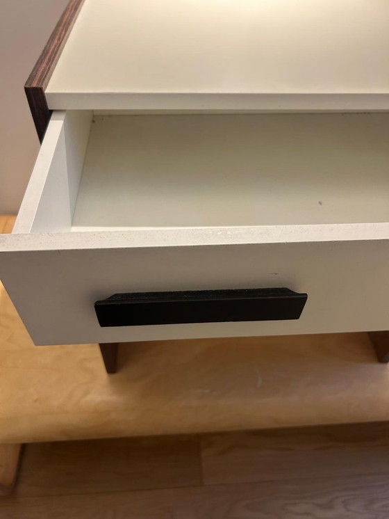 Image 1 of Set van 2 vintage nachtkastjes – crème en hout