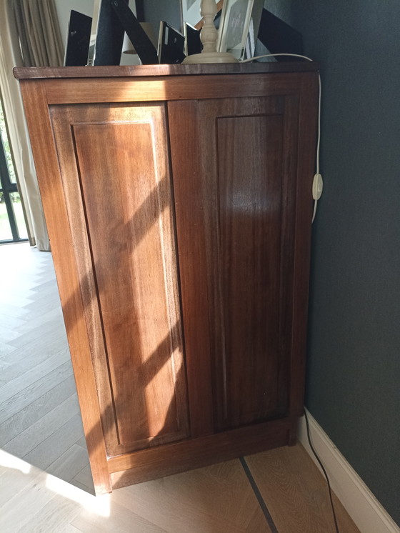 Image 1 of Armario antiguo de 3 puertas de madera maciza en madera tropical.
