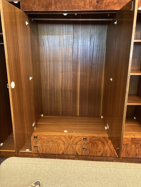 Image 1 of Außergewöhnlicher 5-türiger Kleiderschrank in Nussbaum-Hochglanzfurnier