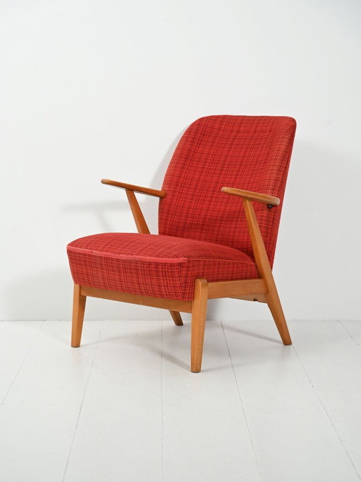 Poltrona scandinava in faggio degli anni '50 con rivestimento rosso