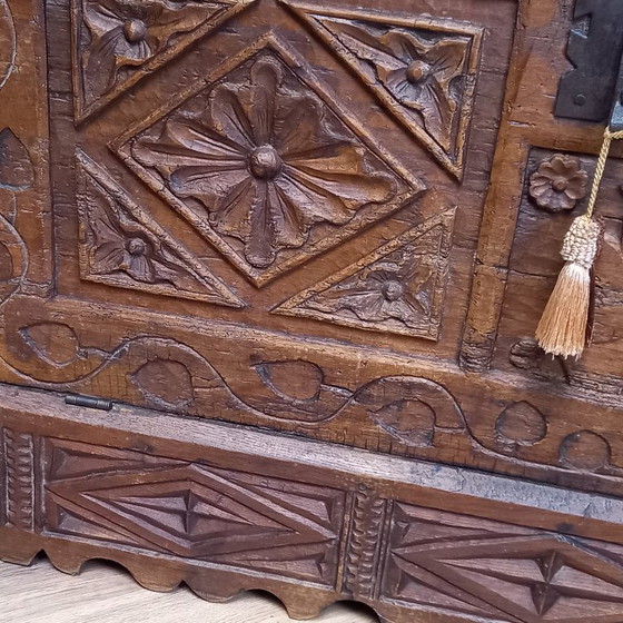 Image 1 of coffre en bois de châtaignier du XVIIIe siècle