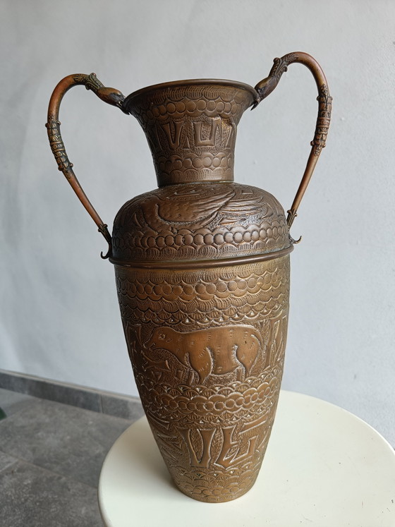 Image 1 of Set decorativo vintage in ottone e rame: vaso a forma di elefante in rilievo e ciotola floreale martellata.