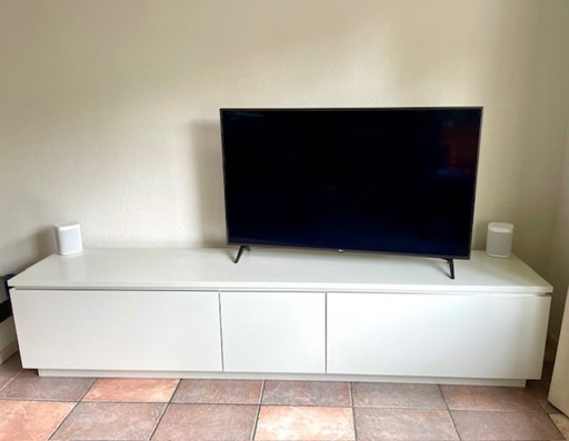 Meuble TV Interlübke. Design épuré, nombreux rangements.