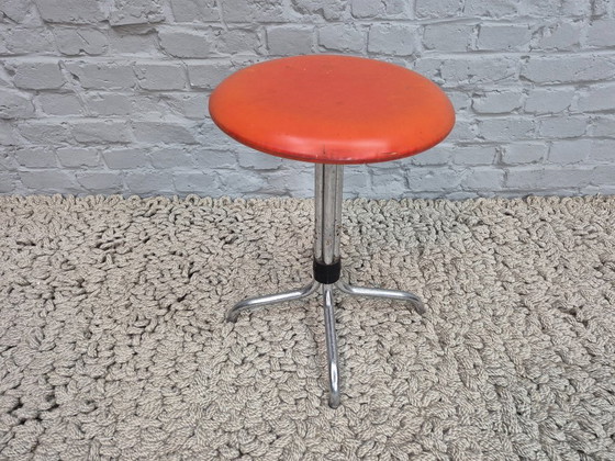 Image 1 of Sgabello basso da bar vintage singolo, in acciaio tubolare, similpelle arancione. Paesi Bassi, anni '60