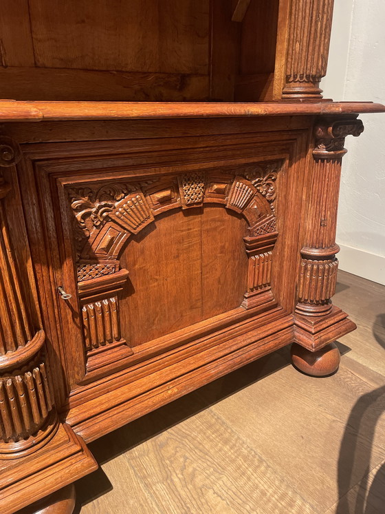 Image 1 of Bibliothèque en chêne massif du XIXe siècle provenant d'un manoir, côtés lambrissés avec des portes richement sculptées