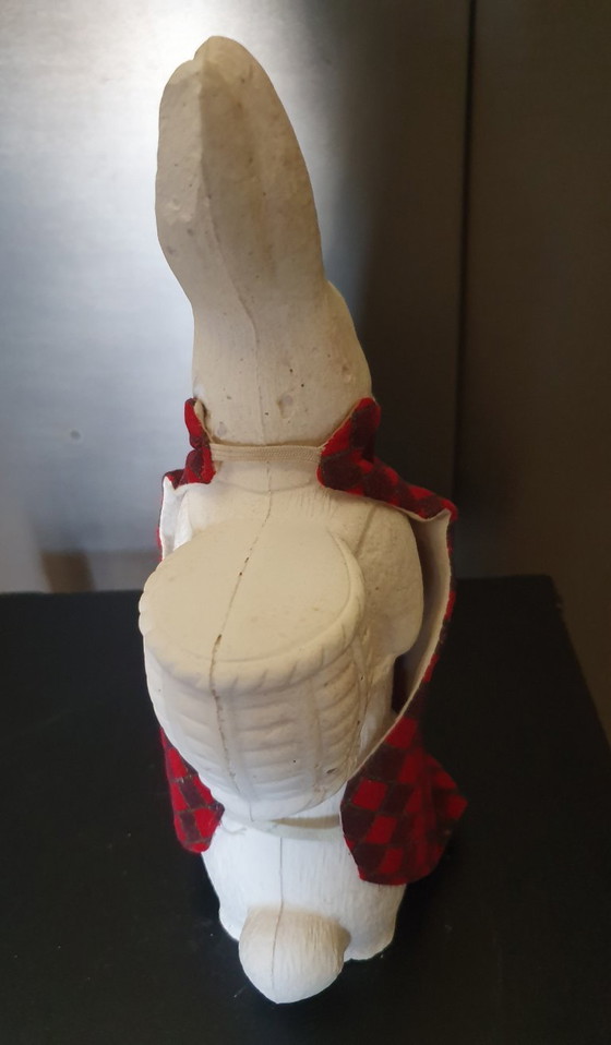 Image 1 of Conejo de Pascua antiguo con cesta (24 cm) – papel maché/yeso – ca. 1930/50