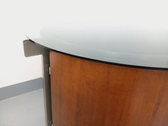 Image 1 of Tavolino da caffè rotondo vintage italiano con barra girevole su ruote di Eugenio Gerli per Tecno, in teak curvato