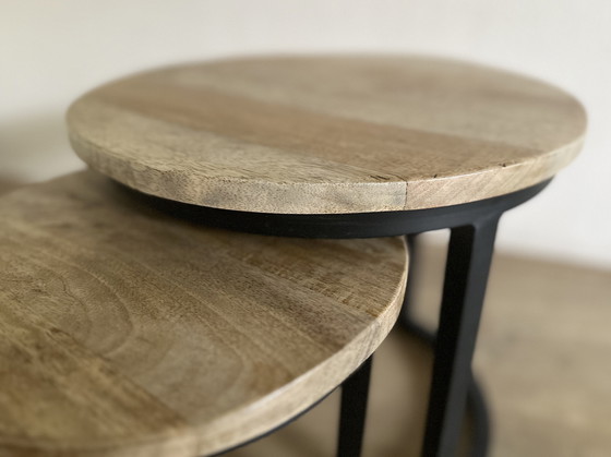 Image 1 of 2 tables d'appoint en bois de manguier et acier rond