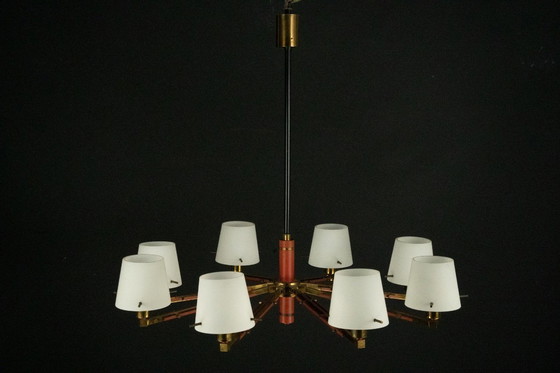 Image 1 of Mid Century 8-armiger Stilnovo-Kronleuchter aus Opalin, Messing und rotem Lack. Italien 1950er Jahre
