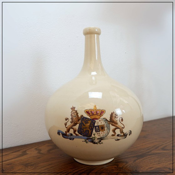 Image 1 of Grote wijnkaraf versierd met de wapenschilden van koning Willem III en de koningin