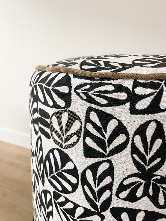 Image 1 of Pouf revisité - noir et blanc - retapissé - pièce unique