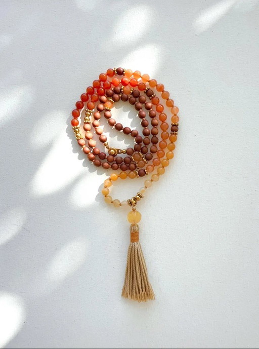 Aventurijn- en sandelhoutkralenketting met 18-karaats vergulde accenten.