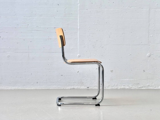 Image 1 of Juego de 4 sillas voladizas Thonet S43 de Mart Stam, fabricadas con tubos de acero cromado y madera contrachapada de haya.