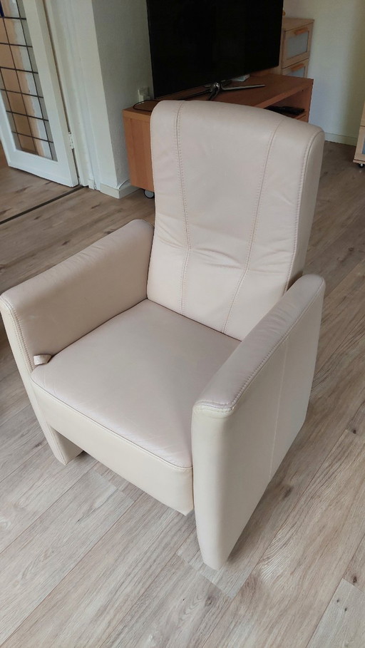 6x armchairs leather. 2x white and 4 x red.