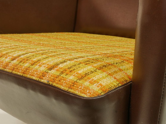 Image 1 of Vintage draaibare fauteuil uit de jaren 70, fauteuil in mid-century stijl, bruin kunstleer, chromen onderstel, retro loungestoel