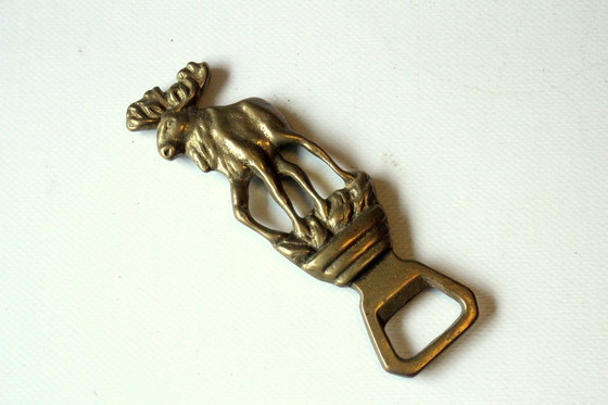 Image 1 of Robusto apribottiglie in ottone con motivo alce - Vintage