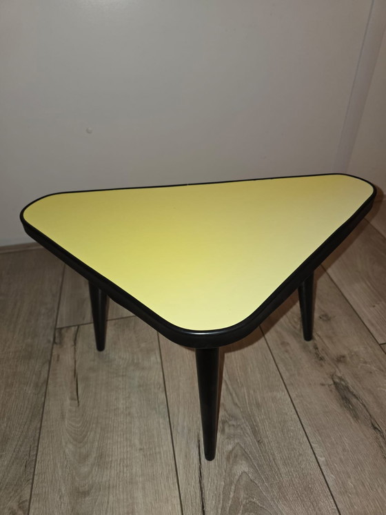 Image 1 of Magnifique table triangulaire jaune ocre des années 1960 avec un plateau en Formica
