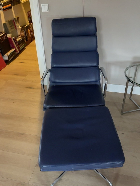Sedia Vitra Charles Eames con pouf, Sedie e poltrone, Pelle, Alluminio, Nero (foto 2 di 5)