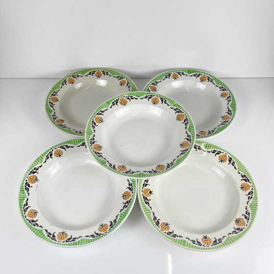 Image 1 of Ensemble de 5 assiettes à soupe Sarreguemines « Maroussia », début du XXe siècle