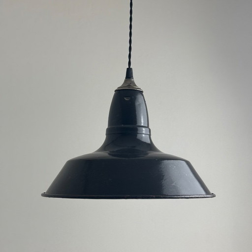 Lampada a sospensione industriale antica, smaltata, per officina.