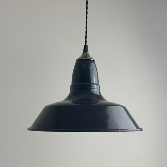 Image 1 of Lampada a sospensione industriale antica, smaltata, per officina.