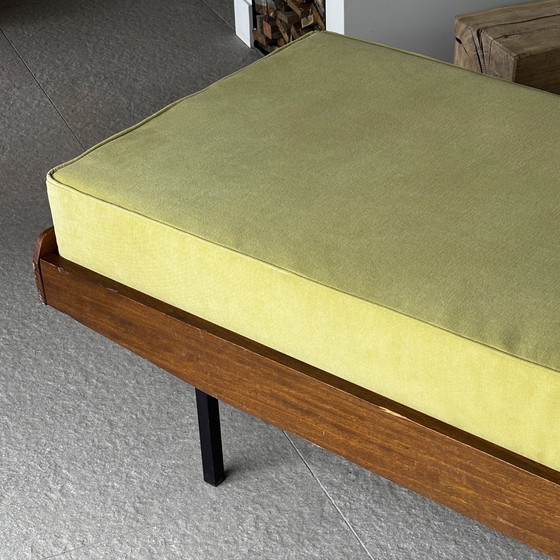Image 1 of Divano letto vintage in legno – nuovo cuscino imbottito verde – design moderno anni '60