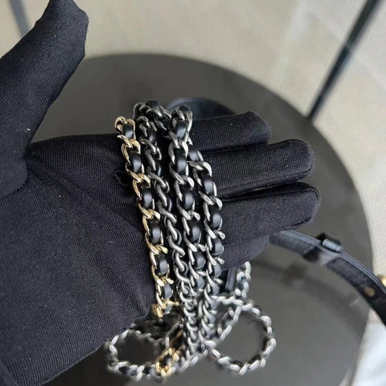 Image 1 of Borsa Chanel Gabrielle Small - 20 cm in pelle di vitello trapuntata bianca e nera con finiture bicolore.