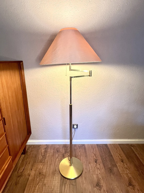 Image 1 of GKS - Gebrüder Knappstein Leuchten - Mid Century Lampadaire En Laiton Avec Bras Pivotant, Abat-jour Beige Allemagne, Années 1960