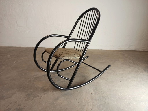 Fauteuil à bascule en métal postmoderne – schommelstoelen, Textile, Metal (photo 2 of 15)