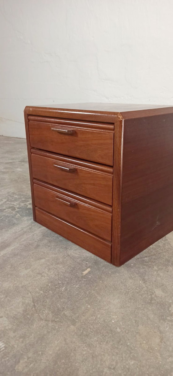 Image 1 of Comodino con cassettiera in legno Hülsta