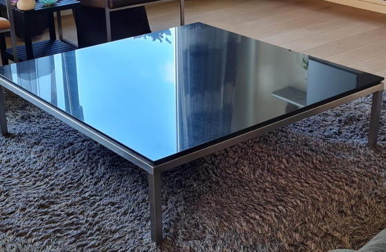Image 1 of Table basse design avec plateau en granit noir et structure en acier inoxydable brossé